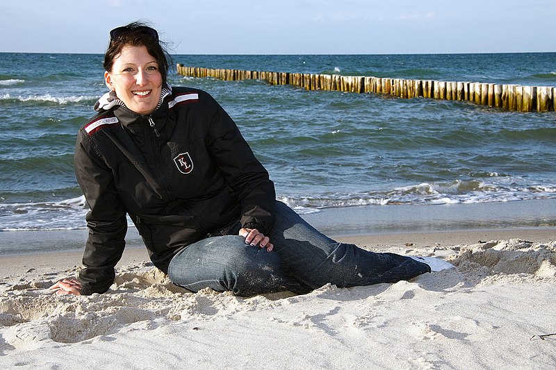 File:Shooting am Strand, Fischland-Darß-Zingst (10571650644).jpg