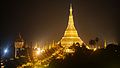 Pagode Shwedagon à noite do lado leste
