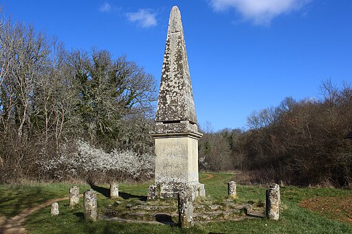 Piramide, obelisco del Canale del Granduca, vicino dall'eremo di Lecceto, Montagnola Senese