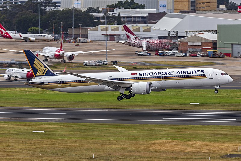 File:Singapore Airlines (9V-SCC) Boeing 787-10 Dreamliner landing at Sydney Airport (3).jpg