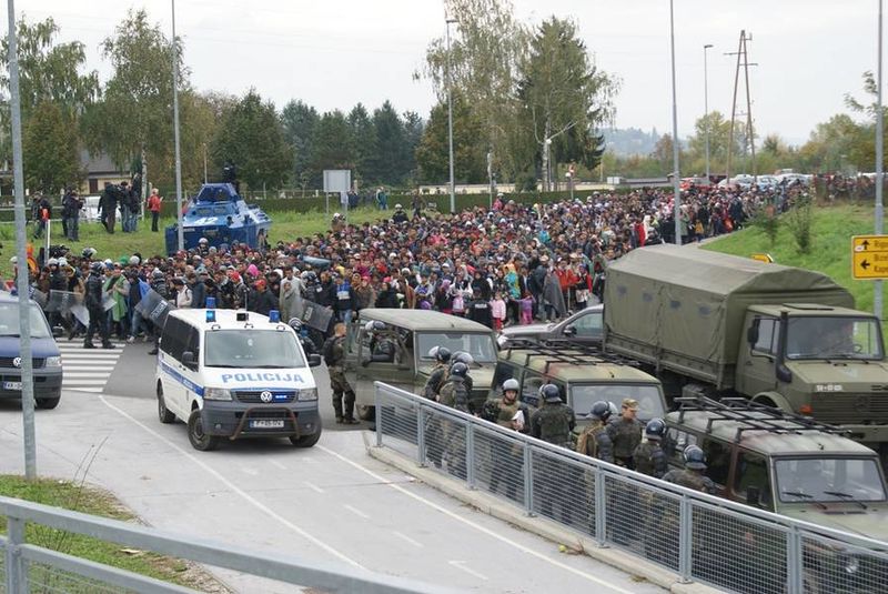 File:Slovenska vojska pri reševanju migrantske situacije z več zmogljivostmi 01.jpg