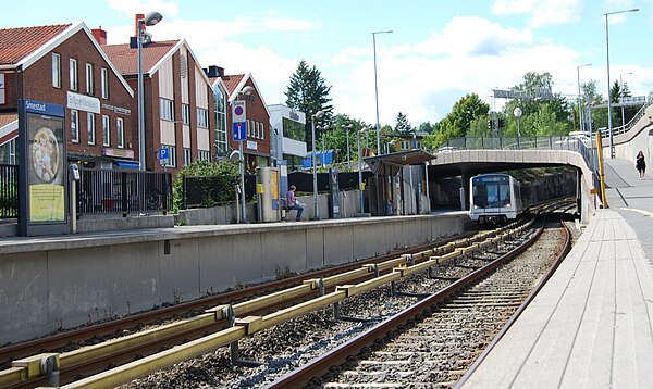 An MX3000 train arriving at Smestad