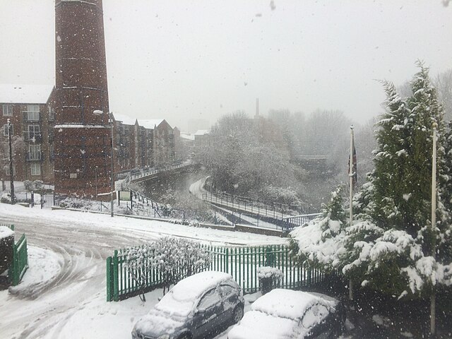 640px-Snow_by_the_Ashton_Canal_-_geograph.org.uk_-_4854204.jpg (640×480)