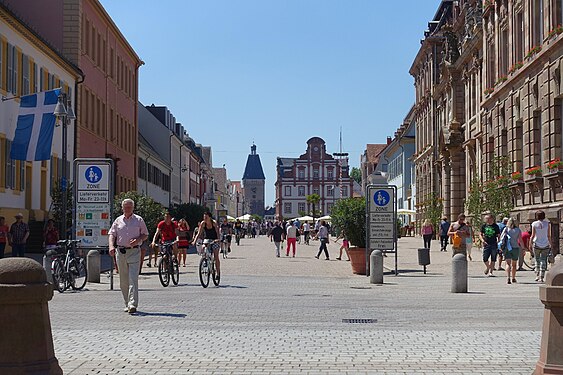 Maximillianstraße in Speyer an einem Sommertag