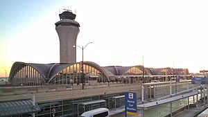 Lambert-Saint Louis International Airport: Lage und Verkehrsanbindung, Geschichte, Flughafenanlagen