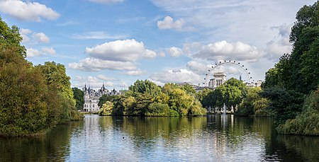 Tập_tin:St_James's_Park_Lake_–_East_from_the_Blue_Bridge_-_2012-10-06.jpg