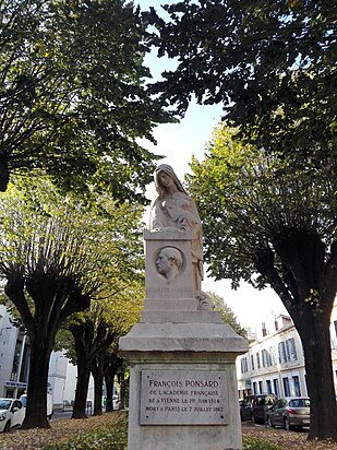 Statue à François Ponsard devant la sous-préfecture