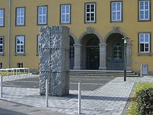 Stele vor dem Amtsgericht