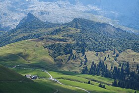 Udsigt fra Clef des Annes af Tête des Annes (i midten) og Pointe de Roulelletaz (til venstre) med udsigt over Col des Annes.