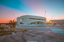 Todo o projeto arquitetônico do Teatro Pedra do Reino foi estudado acusticamente desde a sua concepção, verificando formas e materiais a serem utilizados para este fim. O acesso principal é interligado ao Atrium do Mirante, que é o ponto central e de encontro do Centro de Convenções, através de passarela coberta. Outra passarela coberta interliga o Atrium ao Pavilhão de Congressos e Convenções, propiciando uma melhor interligação de eventos paralelos nos dois blocos. O teatro possui um total de 2.924 poltronas, divididas entre a plateia e o balcão, que possuem áreas para circulações laterais de modo a permitir melhor acesso aos usuários. Existe um espaço destinado aos equipamentos de equalização sonora, utilizados em muitos eventos, na segunda metade da plateia. Outras áreas existentes: fosso de orquestra na parte frontal do palco, proscênio (área entre o público e a boca de cena), palco, coxias, urdimento (espaço acima do ângulo de visão do espectador), sala de projeção e tradução, camarins coletivos, dois individuais, sala de estar, sala de serviços e acesso para entrada de cenários e artistas.