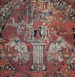 Sol resim: Aziz Misafirperver Sampson'dan bir sahne gösteren Bizans ipek tekstili, 6.-7. yüzyıl Sağ resim: Bir sütunun üstünde duran iki figüre (Kastor ve Polluks) hayvan sunulması tasvirinin yer aldığı ipek elbise; Byzantium, 7./8. yüzyıl