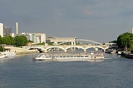 Il Pont d'Austerlitz e un Bateau Mouche, Parigi 2005.jpg