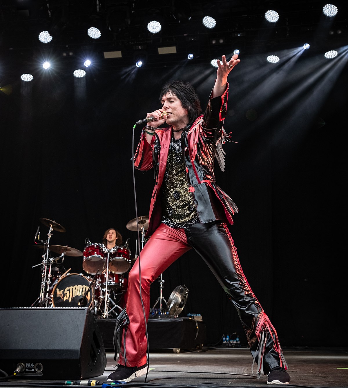 Roqueiros do The Struts lançam novo álbum com participações especiais