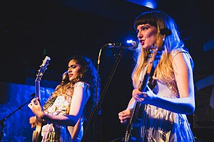 Nadia Javed (links) und Harriet Doveton (rechts) treten im September 2016 auf