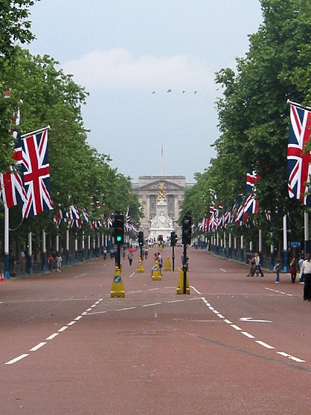 The Mall, looking towards Buckingham Palace (2003)