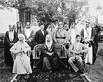 الملك علي (في الوسط) مع اخوانه الملك عبدالله الأول ملك الأردن والملك فيصل الأول ملك العراق