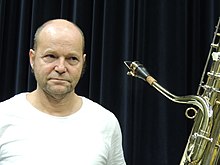 Thomas Mejer neben seinem Kontrabasssaxophon