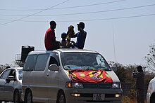 Personen feiern auf dem Dach eines Transporters