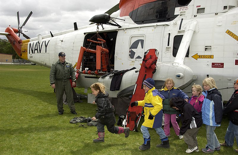 File:US Navy 040512-N-6436W-002 Aviation Machinist's Mate 2nd Class Don Pearson hosts students from Graph Laurel Elementary School third grade class.jpg