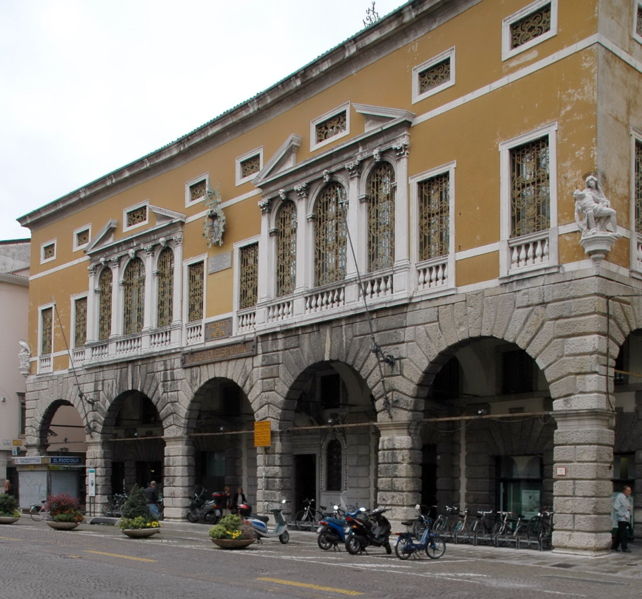 File:Udine Palazzo del Monte di Pieta 01.jpg