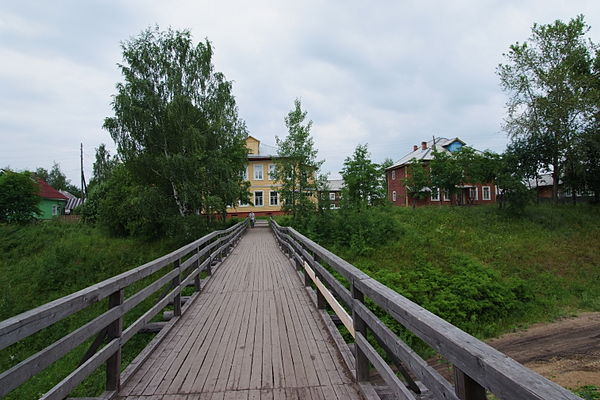 A wooden bridge in the selo of Verkhnyaya Toyma