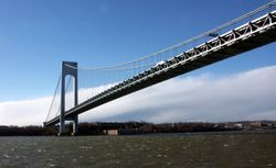 Verrazano-Narrows Bridge sedd från en färja