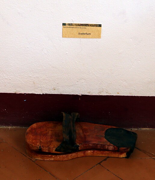 File:Villa romana di San Vincenzino, antiquarium, strumenti musicali romani 02 scabellum.jpg