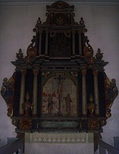 Gamla altaruppsatsen i Vimmerby kyrka från 1701 har tre motiv: korsfästelsen, uppståndelsen och Gud.