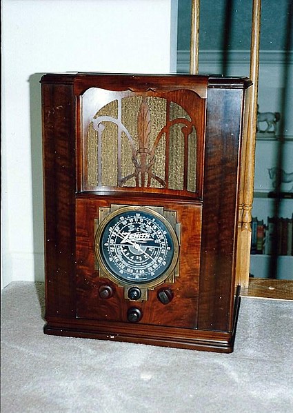 File:Vintage Zenith "Black Dial" Tombstone Radio, Farm Set - Battery Powered (8577904899).jpg