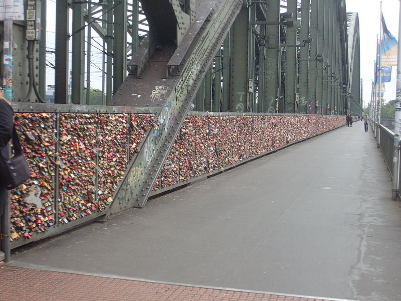 File:Vorhängeschlösser an der Hohenzollernbrücke.JPG