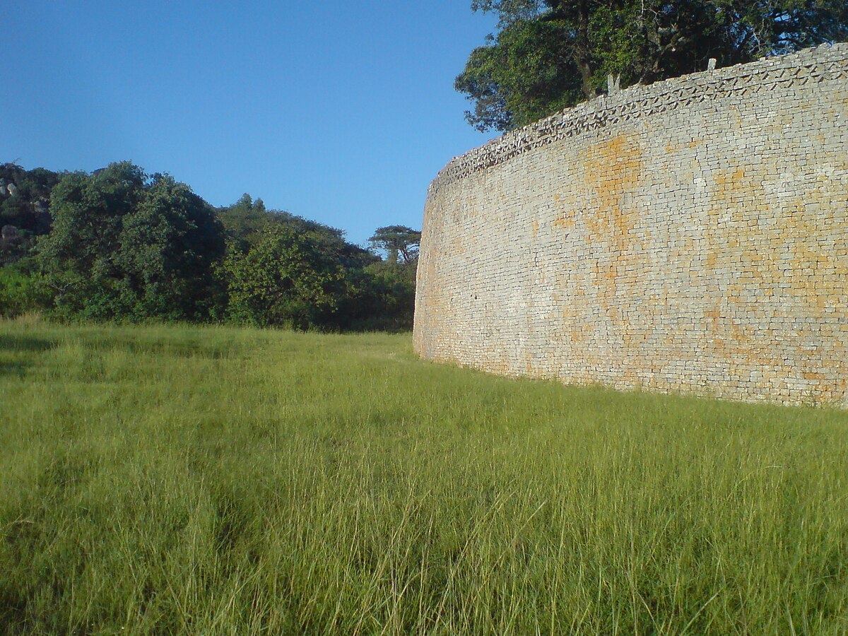 Wall of the great enclosure, Great Zimbabwe.JPG