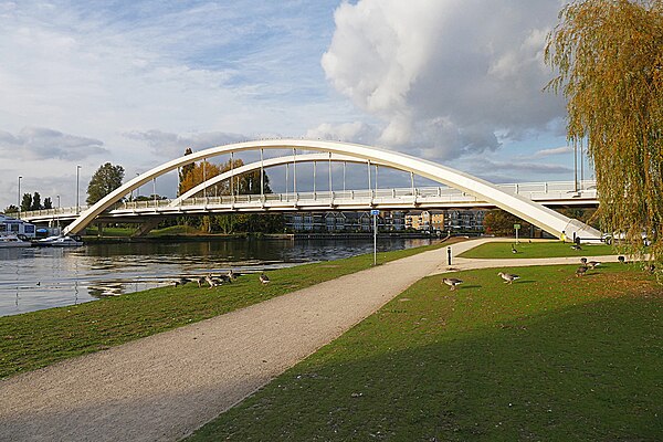 Walton Bridge (taken in October 2015 from upstream)