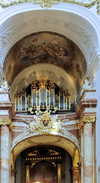 File:Wien-Wieden, Karlskirche, Blick zur Orgel.JPG