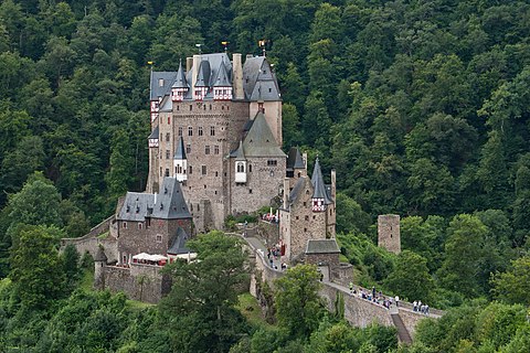 Castle vs castle. Рейнланд-Пфальц замок. Замок Эльц Германия. Замок Эльц Долина реки Эльцбах Германия. Замок Эльц, земля Рейнланд-Пфальц, Германия.