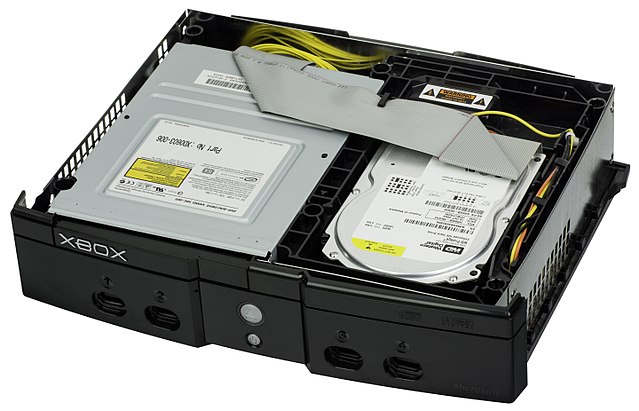 The use of standard desktop components such as a DVD-ROM and hard drive contributed to much of the Xbox's weight and bulk.