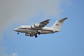 Wit BAe146-vliegtuig dat op de luchthaven landt
