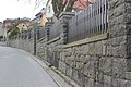 Straßenbegleitende Graniteinfriedung