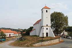 Černín, náves s kostelem (2016-09-28; 01).jpg
