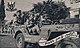 דוד סגל נוהג עם אלברט מנדלר במצעד גבעתי ברחובות בספטמבר 1948.JPG