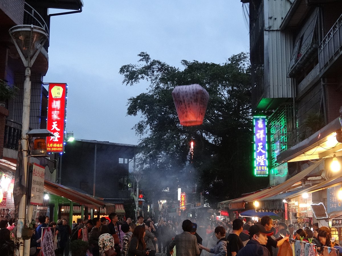 File 十分老街上 遊客們正在施放天燈 Panoramio Jpg Wikimedia Commons