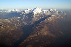 Esino Lario-bassängen omgiven av Grigna. Under Comosjön.