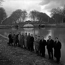 Joueurs du Stade toulousain devant les Ponts-Jumeaux avant l'entraînement du jeudi (1957).