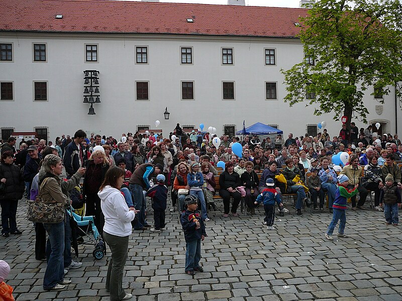 File:2008 May Day at Špilberk (4).jpg