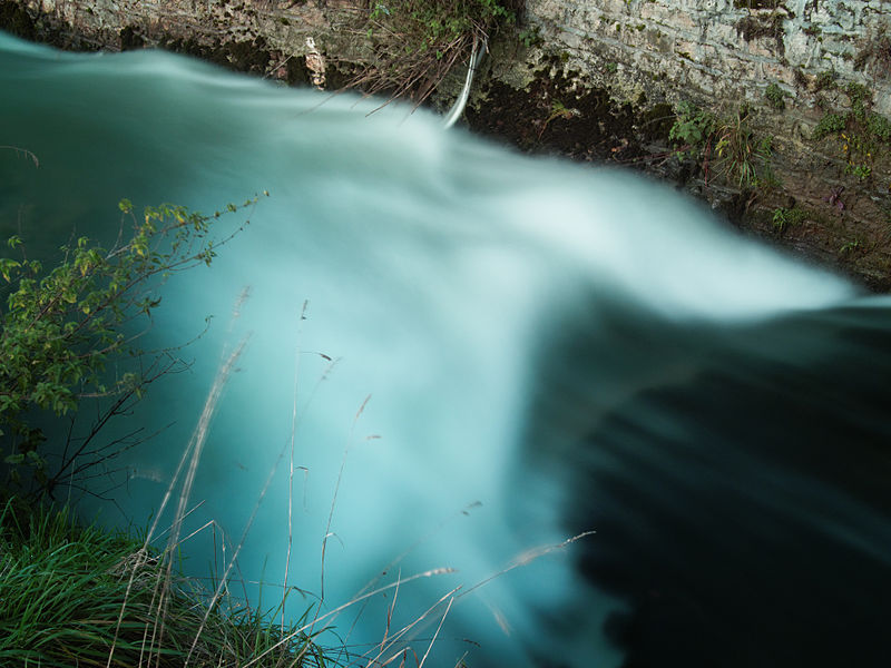 File:2012-11-13 14-41-55-cours-eau-Fesches-le-Chatel.jpg