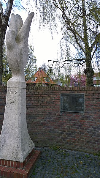 File:2014-0415 08 OORLOGSMONUMENT Winsum bevrijdingsmonument.jpg