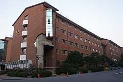 外墙破损的韩东大学建筑