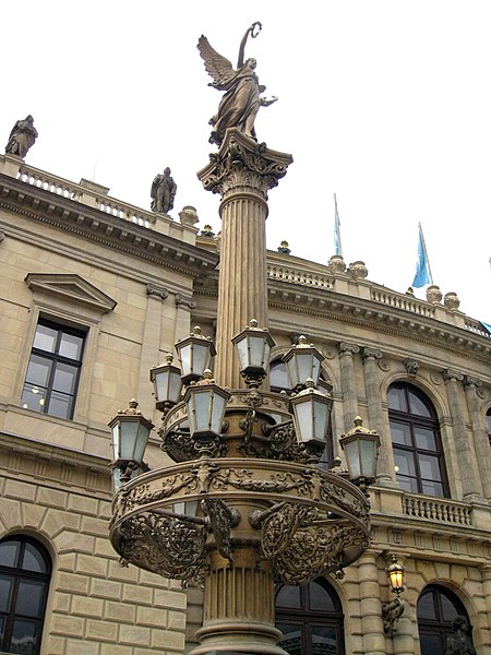 File:302 Fanal davant la sala de concerts Rudolfinum.jpg