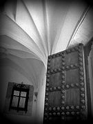 Černobílá fotografie starožitných dveří v Toledu ve Španělsku.jpeg