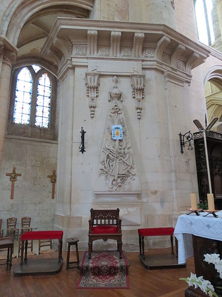 File:Abbaye de Saint-Pierre-sur-Dives - pilier NE de la tour-lanterne.JPG