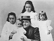 Hawaiian woman and four children
